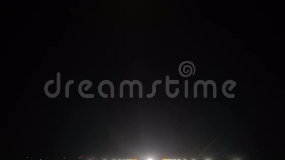 夜间机场跑道灯光明亮视频的预览图