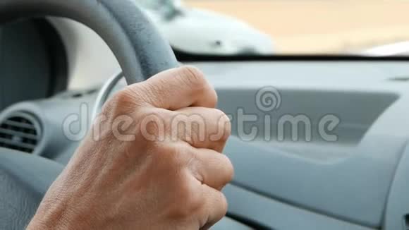 双手驾驶方向盘的汽车有选择地集中注意力一只手靠近视频的预览图