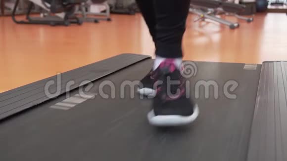 年轻女孩在健身房跑步机上训练慢动作股票录像视频的预览图