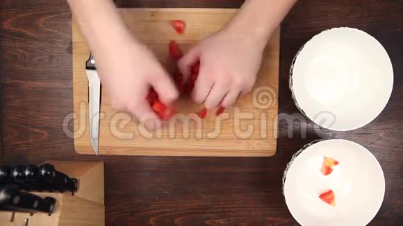 切西红柿做健康沙拉准备视频的预览图