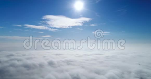 空中基辅飞越雾云的惊人飞行视频的预览图
