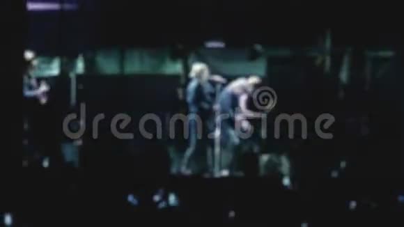摇滚乐队在音乐节的舞台上模糊不清视频的预览图