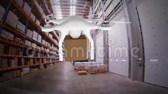 无人驾驶飞机在仓库里携带包裹的动画视频的预览图
