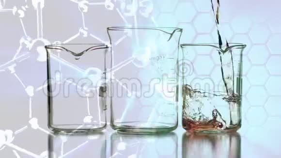基于分子背景的液体灌装烧杯动画视频的预览图