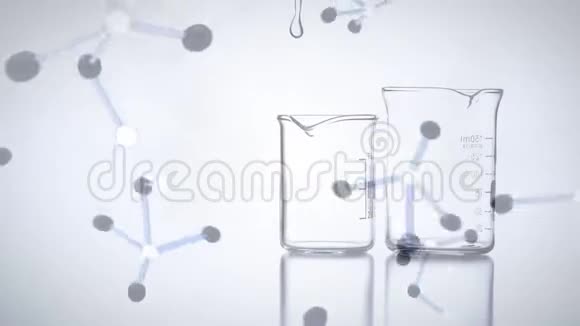 数字分子落在烧杯上的液体的动画视频的预览图