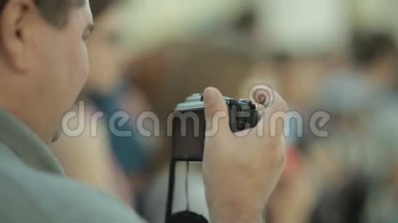 一个带着摄像机的人把比赛视频的预览图