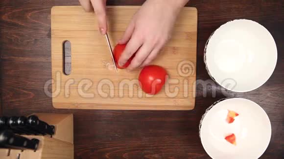 切西红柿做健康沙拉准备视频的预览图