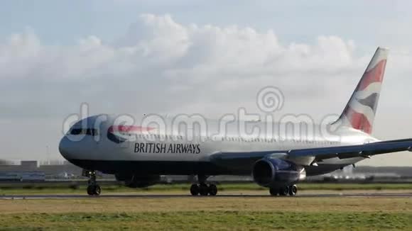 英国航空公司波音767300ERGBNWZ出租车在希波尔视频的预览图