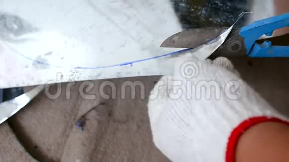技术人员用硬剪刀切割一片铝锌做圆形布局视频的预览图