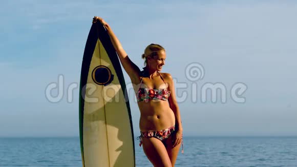 女冲浪者靠在她的木板上视频的预览图