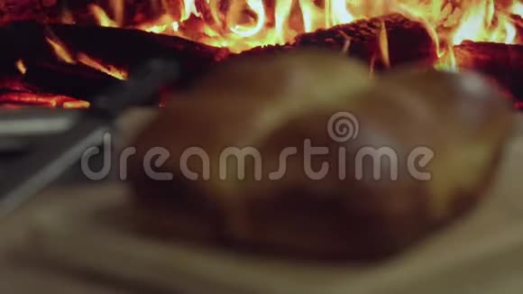 巴西人在4k火堆前的木制台面上自制面包视频的预览图