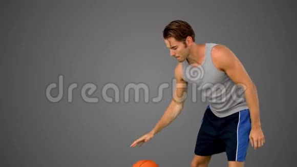 篮球运动员在灰色背景下传球视频的预览图