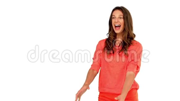 开朗的女人在白色背景下打篮球视频的预览图