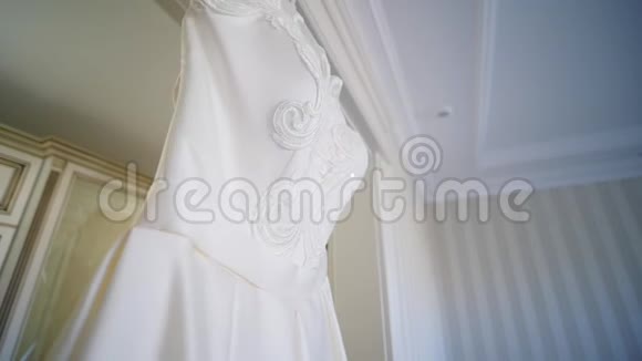 房间里衣架上的婚纱婚礼早视频的预览图