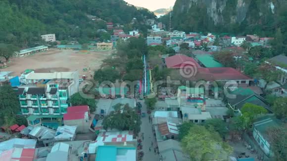 菲律宾巴拉望岛ElNido的ElNido村从海岸线上鸟瞰视频的预览图