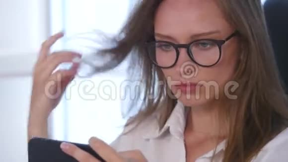 办公室里的女人用智能手机当镜子视频的预览图