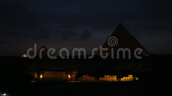 埃及吉萨夜间灯光秀期间的金字塔视频的预览图