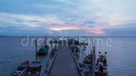 码头的渔船视频的预览图