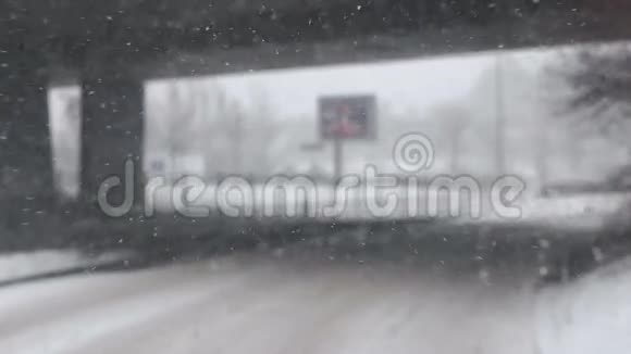 下雪时公共汽车在桥下行驶视频的预览图
