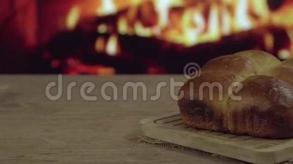 巴西人在4k火堆前的木制台面上自制面包视频的预览图
