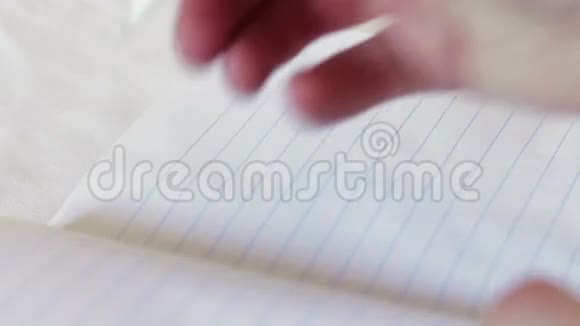 人在笔记本上写笔我爱的短语视频的预览图
