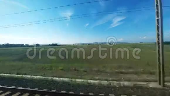 4KUltraHd和平乡村景观从移动列车视频的预览图
