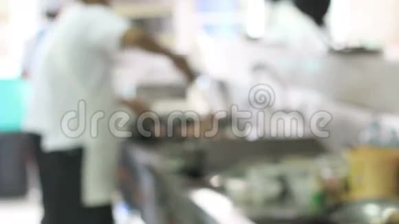 在餐厅厨房做动作厨师视频的预览图
