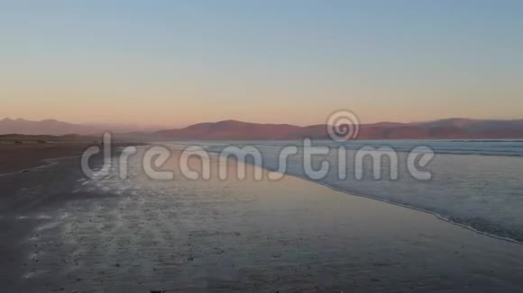 定乐彭斯英奇海滩美丽的日落空中飞行片段视频的预览图
