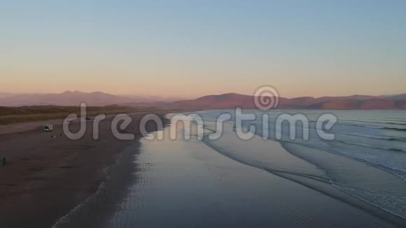 定乐彭斯英奇海滩美丽的日落空中飞行片段视频的预览图