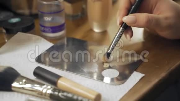 专业化妆师工作刷手特写美容时尚行业化妆品后台专业化妆视频的预览图