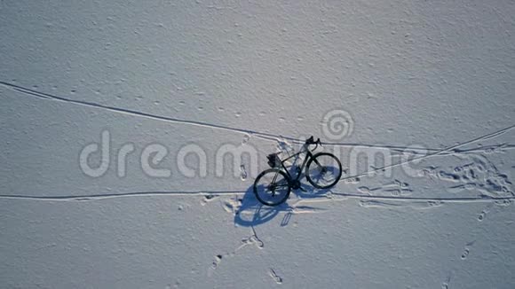 自行车骑自行车的概念片段视频的预览图