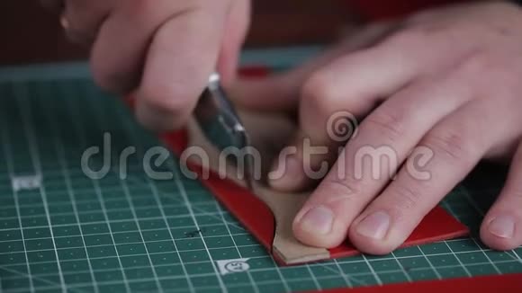 在一家制革厂里用一种特殊的图案雕刻出一个用来制造钱包的毛坯视频的预览图