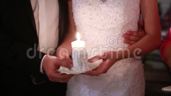 新郎新娘手里拿着蜡烛视频的预览图
