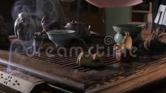 中国传统茶道把茶倒在一杯黏土里用梯子浇茶视频的预览图