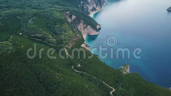 希腊科孚岛海岸线上空飞行视频的预览图