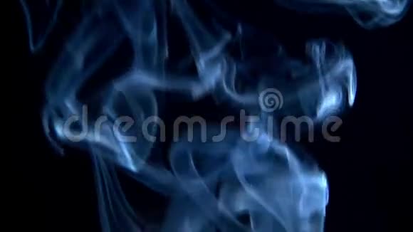烟雾从框架中升起视频的预览图