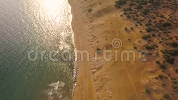 日落时俯瞰一片荒芜的海滩爱奥尼亚海的希腊海岸视频的预览图