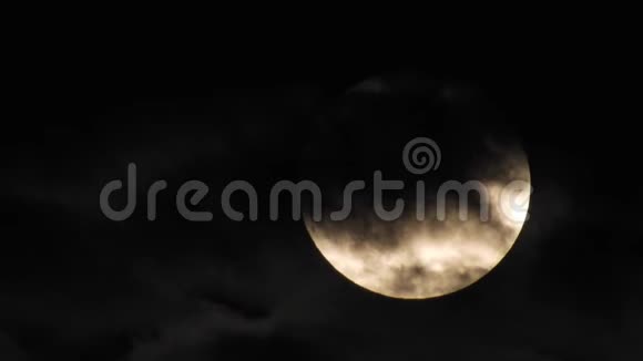 夜空中有云的月亮满月在云层中闪耀视频的预览图