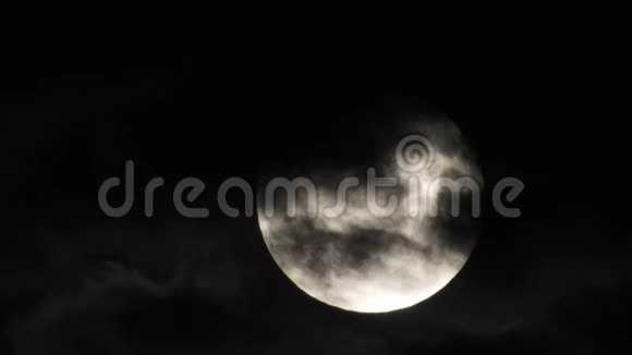 夜空中有云的月亮满月在云层中闪耀视频的预览图