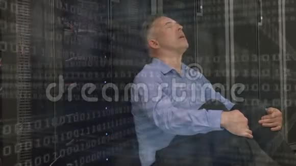 服务器机房压力技师的数字合成视频的预览图
