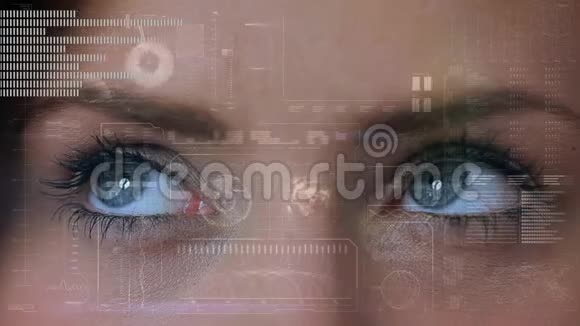 女性眼睛用移动的统计图表看屏幕的数字组合视频的预览图