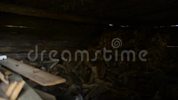 人拿一根旧谷仓的木柴第1部分视频的预览图