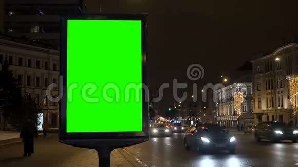 为节日装饰的街道上有绿色屏幕的广告牌视频的预览图