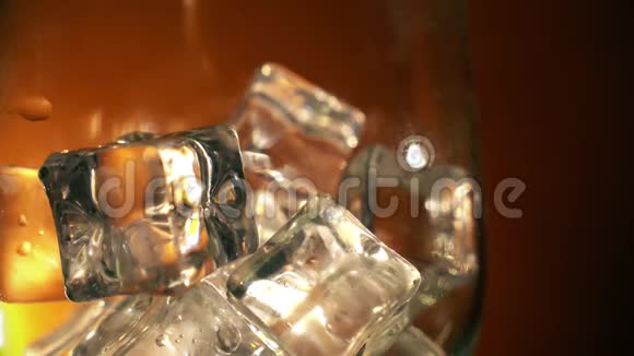 可乐倒入玻璃与冰块和气泡食物背景苏打水特写视频的预览图