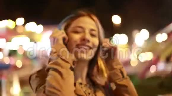 金发女孩用耳机随着音乐的节奏摇头视频的预览图