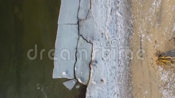 冰冻的河流冬天的河边视频的预览图