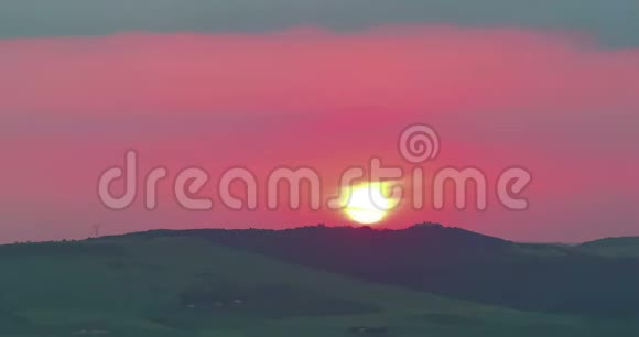 夕阳的背景下夕阳落在云山后时光流逝温暖多彩的天空柔和视频的预览图