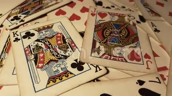 各种扑克牌在桌子上旋转视频的预览图