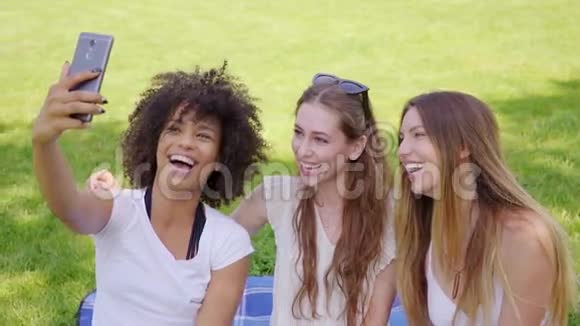 快乐的女人在公园自拍视频的预览图