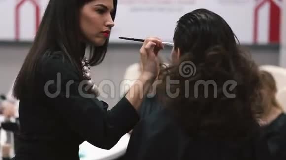 化妆师用画笔特写视频的预览图